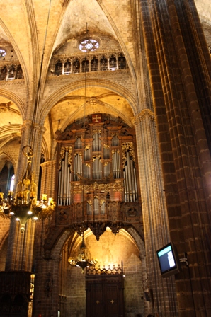 Seitenschiff mit Orgel 